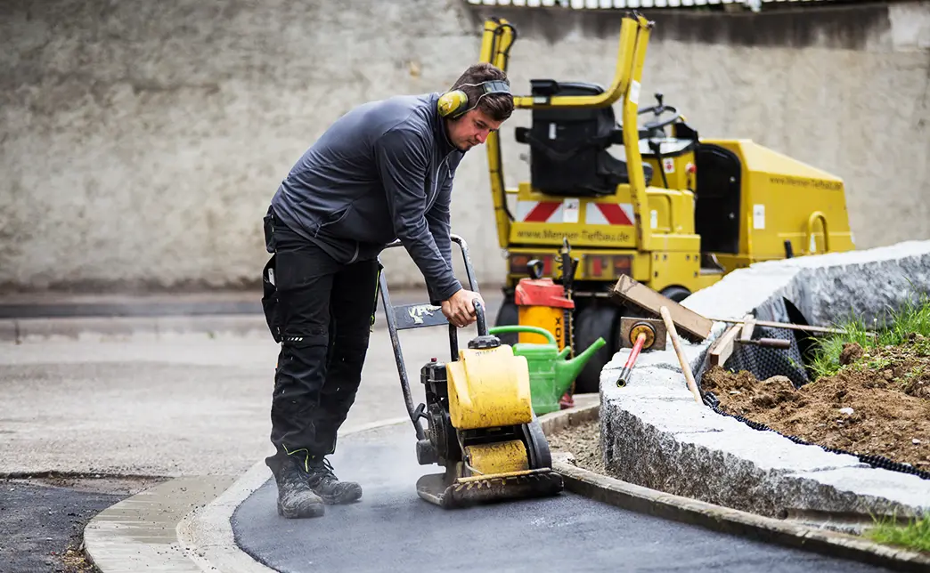 Menner Tiefbau Strassenarbeiten