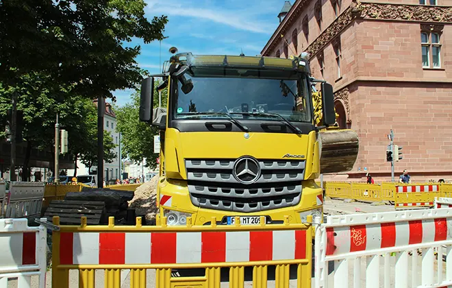 Menner Tiefbau LKW Frontalansicht