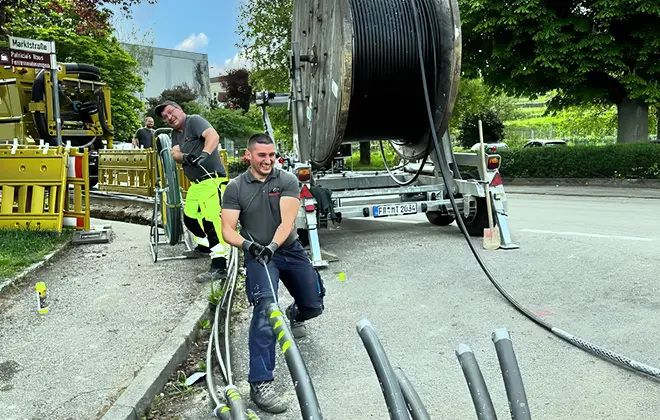 Menner Tiefbau - Mitarbeiter beim Kabelzug